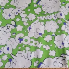 ポップなロゴ柄オックス生地きみどり。110cm巾×50cm