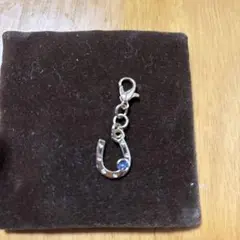 フック型チャーム 青いストーン付き