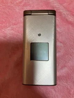 ジャンク品 ゴールド 折りたたみ式携帯電話 本体 simなし KYF38 傷あり