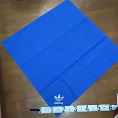 アディダス　ロゴ生地