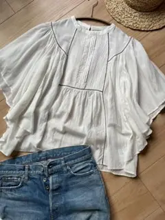オシャレ　オススメ　白ブラウス　フリル　デザイン　ナチュラル