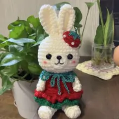 あみぐるみ　うさぎちゃんいちごコーデ