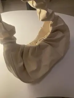 クリーム色 フリルデザイン ハンドバッグ
