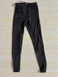 黒のストレッチ陸上用パンツ