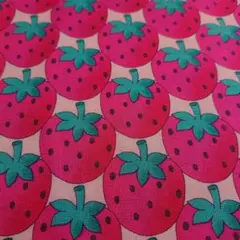 50✕30cmサイズいちご柄プリント生地 ピンク