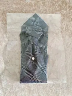 【美品】シルバーグレー系チェック柄のネクタイ(ワンタッチ)
