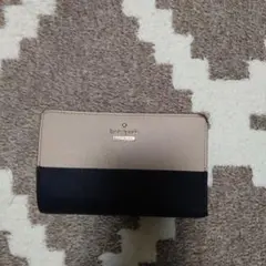 kate spade 二つ折り財布 の