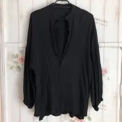 黒いVネック長袖シャツ