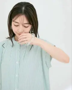VIS ビス　バックフリルバントカラーブラウス