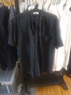 ユニクロ黒 半袖シャツ 胸ポケット付きスタンドカラーシャツ