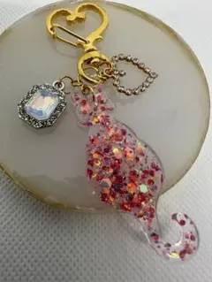 ★レッドさん★猫　ネコ　ねこ　キラキラ　チャーム　ハンドメイド　レジン