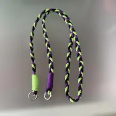 紫と緑のエヴァンゲリオンカラーの編みストラップ