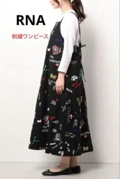 最終価格！RNA キャミワンピース <Mサイズ >黒MUSIC CRUISE柄