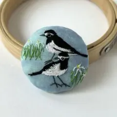 ハンドメイド刺繍ブローチ　899 セグロセキレイとシラサギカヤツリ