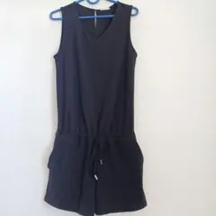 ★超美品★ブラック Vネック ノースリーブ 　バックデザイン　オールインワン