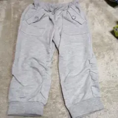 グレーのポケット付き長ズボン