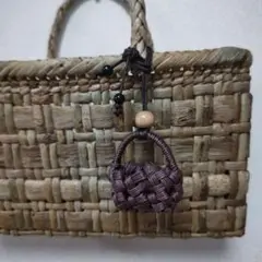 エコクラフトで作ったかごバッグ型チャーム ハンドメイド 石畳編み 匿名配送