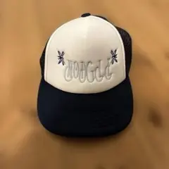 刺繍ロゴ トラッカーキャップ ホワイト/ネイビー