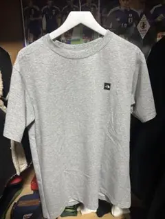 グレー Tシャツ 小さなロゴ付き