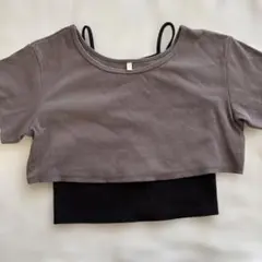グレーと黒のクロップトップ Tシャツ