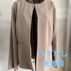 ベージュ ノーカラージャケット ポケット付き