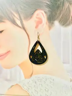 アジアン　ウッド　ティアドロップ型 ブラックピアス