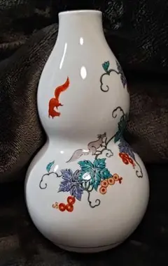 【舘林貞夫】赤絵の伝統　日本の名窯　古琳庵窯　舘林貞夫作　錦雪椿絵　花瓶 舘林貞夫】赤絵の伝統 日本の名窯 古琳庵窯 舘林貞夫作 錦雪椿絵