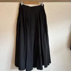 黒のフレアロングスカート