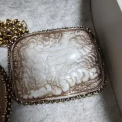 GUCCI カメオ風ブローチ アポロン
