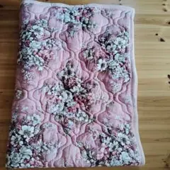 肌掛け布団　ピンクの花柄の模様
