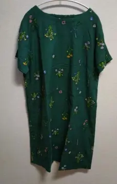 花柄刺繍の緑色ワンピース
