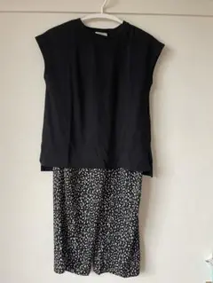 黒のセットアップ トップスとパンツ