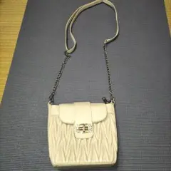 ホワイト　ショルダーバック