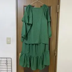 美品　アンドラブ　緑色ドット柄フリル袖セットアップ