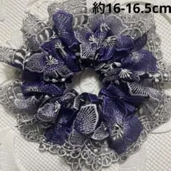 ハンドメイド ♡シュシュ フリル 黒に2色の紫の花の刺しゅう入チュール
