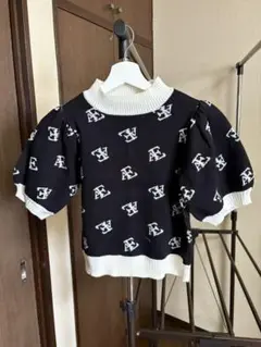 ロゴ入りブラック半袖ニット