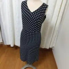 黒と白の水玉模様ノースリーブワンピース