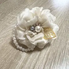 052 ハンドメイド コサージュ パール ビーズ　卒業式　入学式　クリーム
