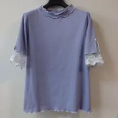 axes femme ラベンダーリブパールフリルカットソー