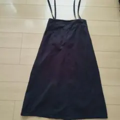 ストラップ付き黒ロングスカート