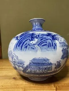 青白磁の山水画花瓶