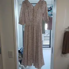 花柄薄ピンクワンピース