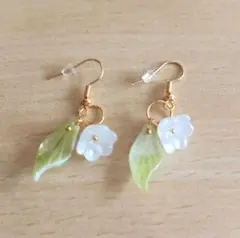 フラワー ダングルピアス 白緑