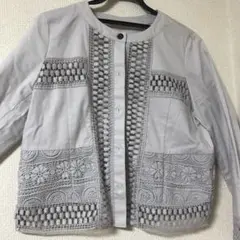 レース使いが上品なショートジャケット