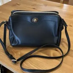 ブラックレザーショルダーバッグ