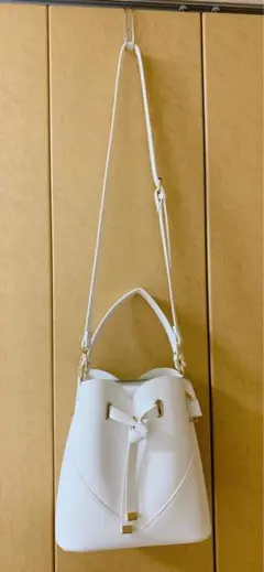 VISのホワイト ハートバケットハンド・ショルダーバッグ