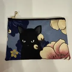 黒猫と花柄の布製ポーチ