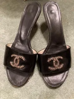 ●本物CHANEL黒パテントロゴエナメルミュールサンダル