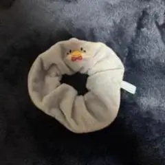 鳥の顔刺繍付きグレーシュシュ