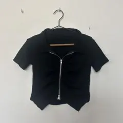 黒いジッパー付きショート丈トップス